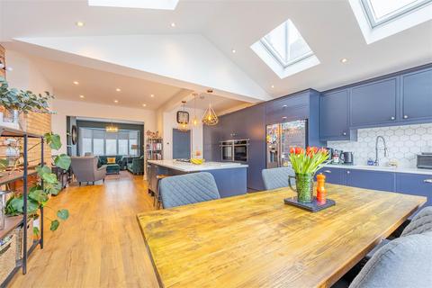 4 bedroom semi-detached house for sale, BRIDGWATER DRIVE, Westcliff-On-Sea