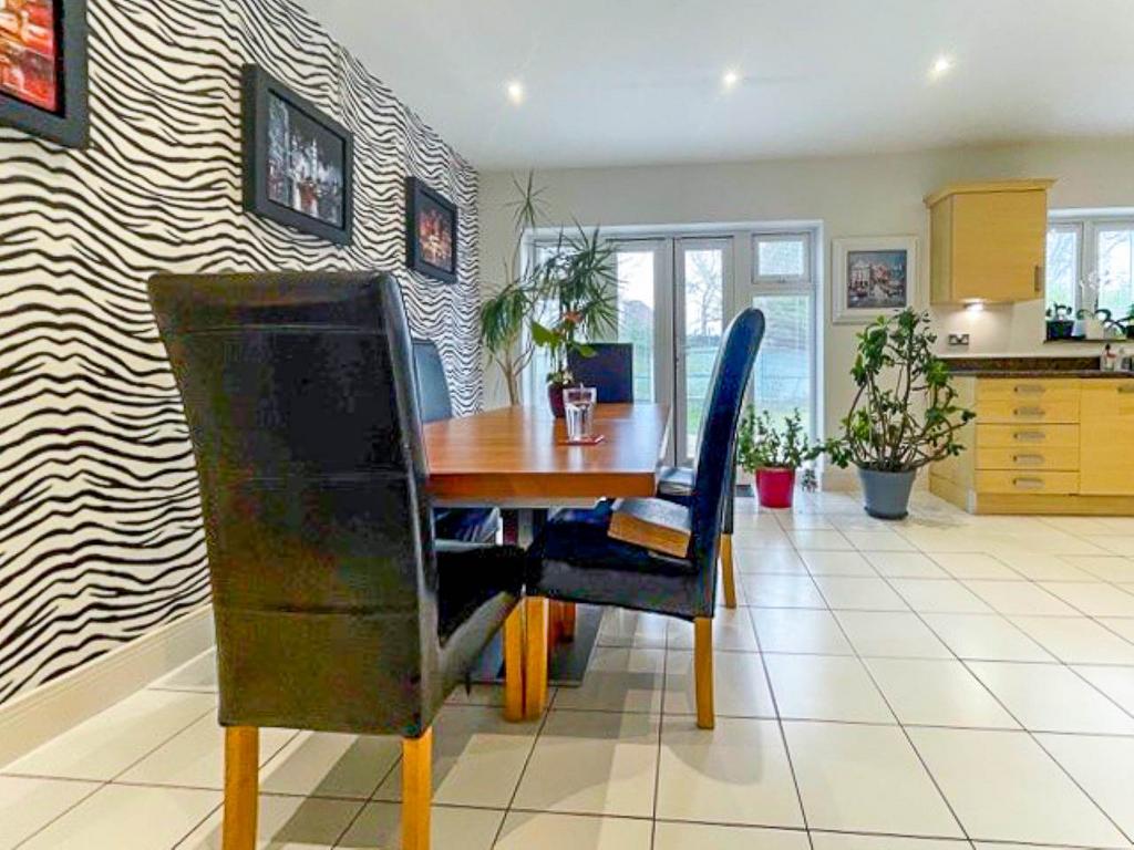 5 driftwood dining a