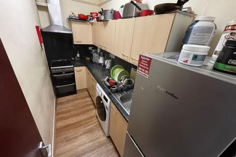 3 bedroom flat to rent, Hyde Park Road, Leeds LS6