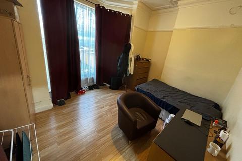 3 bedroom flat to rent, Hyde Park Road, Leeds LS6