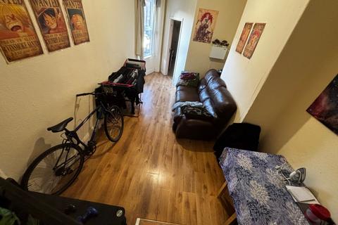 3 bedroom flat to rent, Hyde Park Road, Leeds LS6