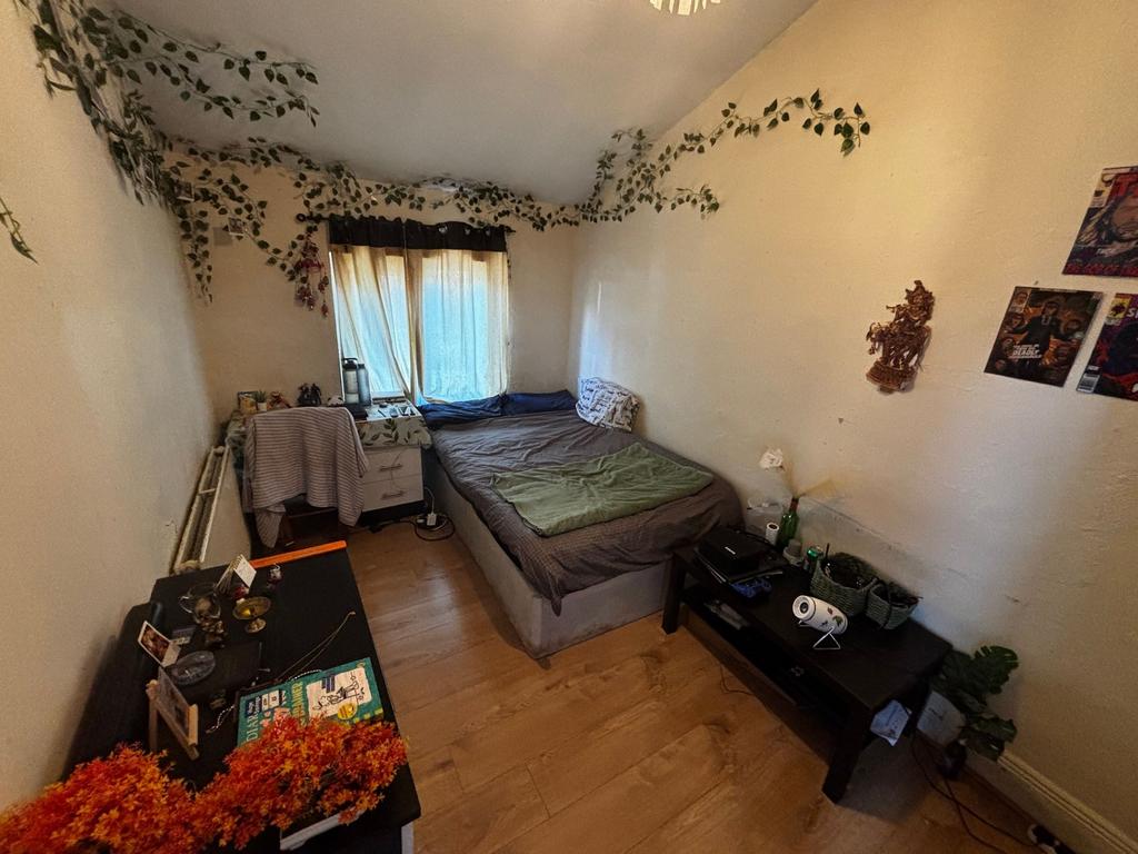 Cosy bedroom with a comfortable single bed tuck...