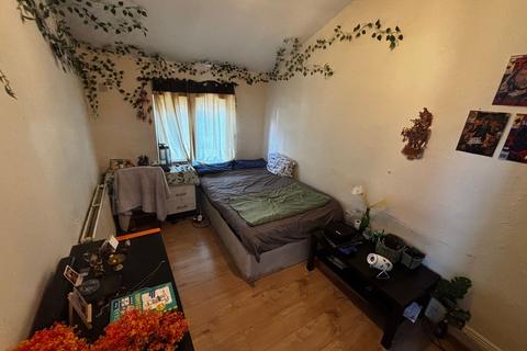 3 bedroom flat to rent, Hyde Park Road, Leeds LS6
