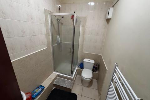 3 bedroom flat to rent, Hyde Park Road, Leeds LS6