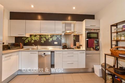 2 bedroom ground floor flat for sale, The Belvederes, Reigate RH2