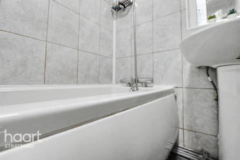 3 bedroom terraced house to rent, Valleta Grove, London