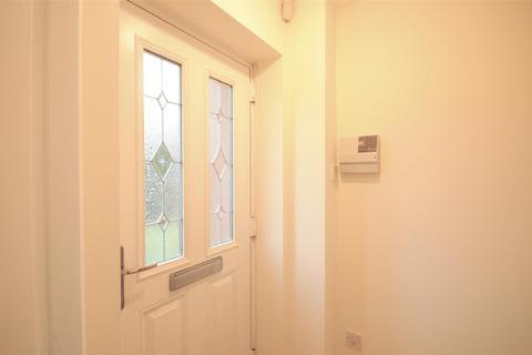 3 bedroom townhouse to rent, Saxifrage Drive, Stone