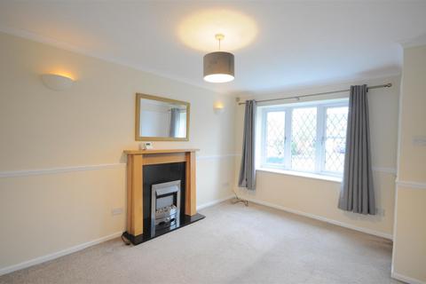 3 bedroom townhouse to rent, Saxifrage Drive, Stone
