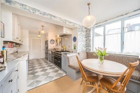 3 bedroom flat for sale, Ellison Road, London SW13