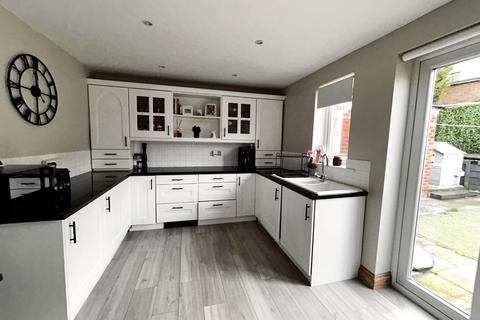 3 bedroom semi-detached house for sale, Spinneyside Gardens, Dunston, Gateshead, Tyne and Wear, NE11 9RJ