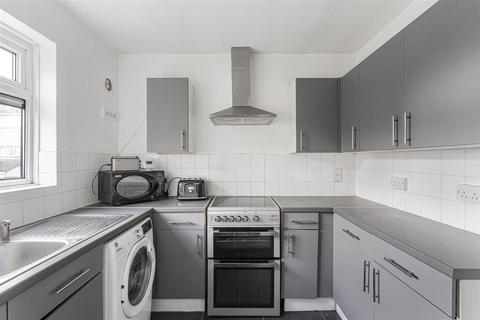 1 bedroom ground floor flat for sale, Wyemead Crescent, Chingford