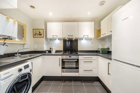 2 bedroom flat to rent, Needleman Close, London NW9