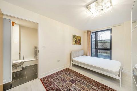 2 bedroom flat to rent, Needleman Close, London NW9