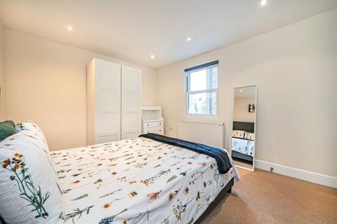2 bedroom flat to rent, Fulham Road, London SW6