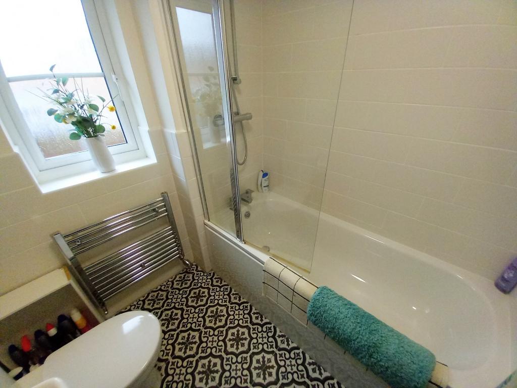 Family bathroom2