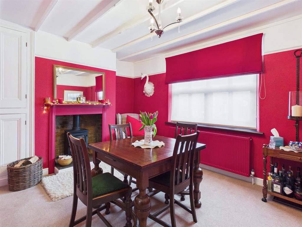 Dining room: