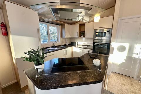2 bedroom bungalow for sale, Hoburne Bashley Holiday Park, Baskley Dr., New Milton