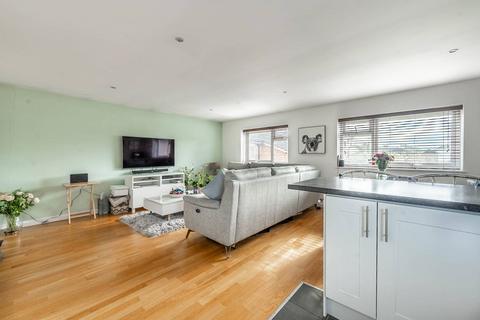 2 bedroom flat for sale, Annette Close, Harrow Weald, Harrow, HA3
