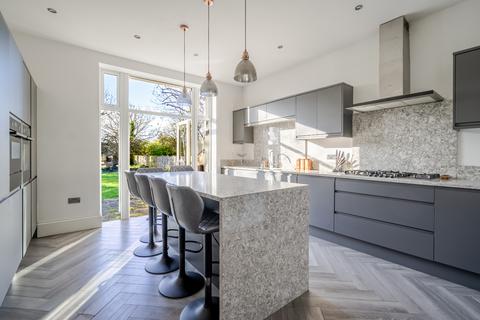 undefined, Gunnersbury Avenue, London, W5