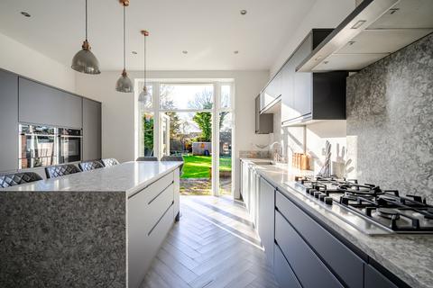 undefined, Gunnersbury Avenue, London, W5