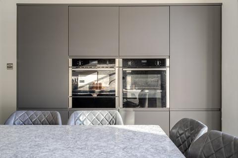 undefined, Gunnersbury Avenue, London, W5
