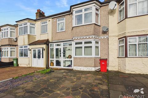 3 bedroom terraced house to rent, Oaks Avenue, Romford