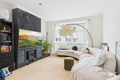 3 bedroom terraced house to rent, Oaks Avenue, Romford