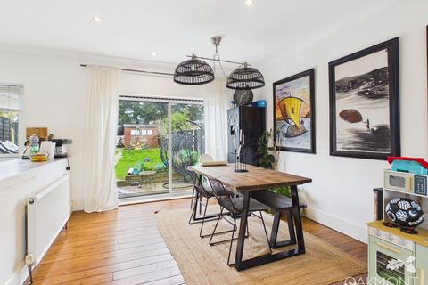 3 bedroom terraced house to rent, Oaks Avenue, Romford