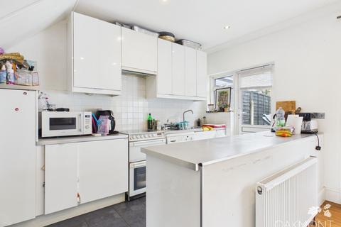 3 bedroom terraced house to rent, Oaks Avenue, Romford