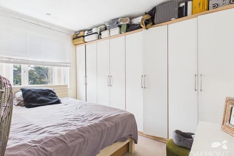 3 bedroom terraced house to rent, Oaks Avenue, Romford