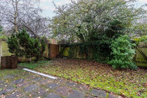 2 bedroom ground floor maisonette for sale, The Hollies, Gravesend, Kent, DA12 5EP