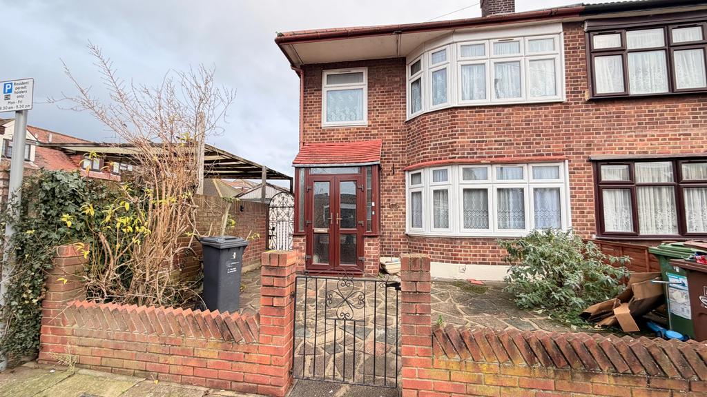 3 bed terraced house to rent Gordon Road, Romford