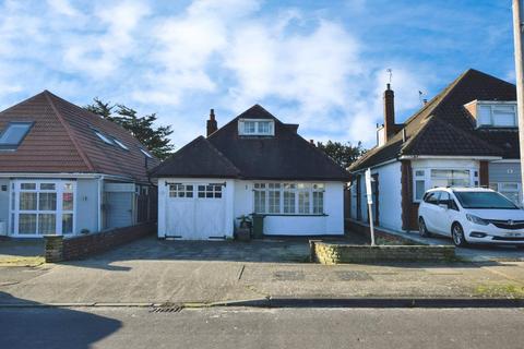 4 bedroom chalet to rent, Coleridge Road, Romford, RM3