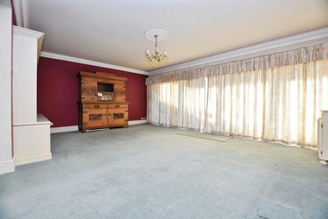 4 bedroom chalet to rent, Coleridge Road, Romford, RM3