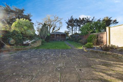 4 bedroom chalet to rent, Coleridge Road, Romford, RM3