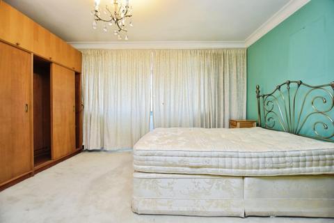 4 bedroom chalet to rent, Coleridge Road, Romford, RM3