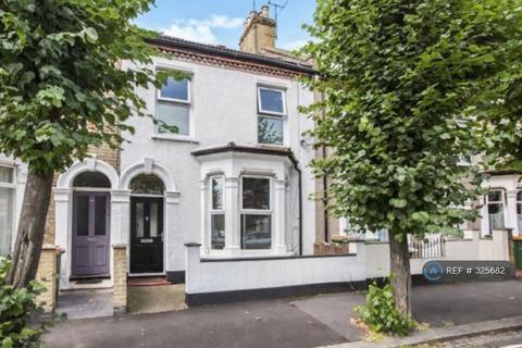 4 bedroom terraced house to rent, Warwick Road, London, E15
