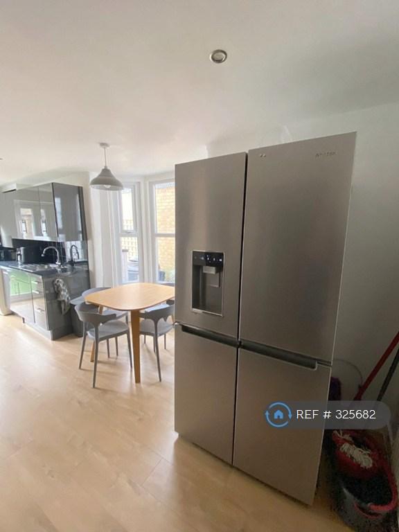 American Fridge (Plumbed In Water/Ice Dispenser)
