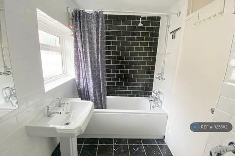 4 bedroom terraced house to rent, Warwick Road, London, E15