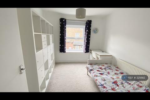 4 bedroom terraced house to rent, Warwick Road, London, E15