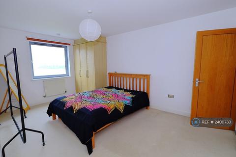 2 bedroom flat to rent, Tideslea Path, London, SE28