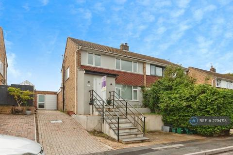 3 bedroom semi-detached house to rent, King John Road, Newbury, RG20