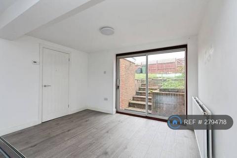 3 bedroom semi-detached house to rent, King John Road, Newbury, RG20