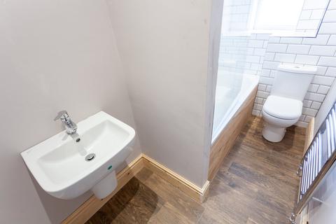 2 bedroom flat to rent, Castleford Street, L15 8JP,