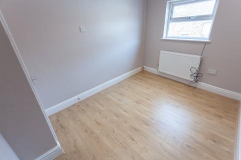 2 bedroom flat to rent, Castleford Street, L15 8JP,