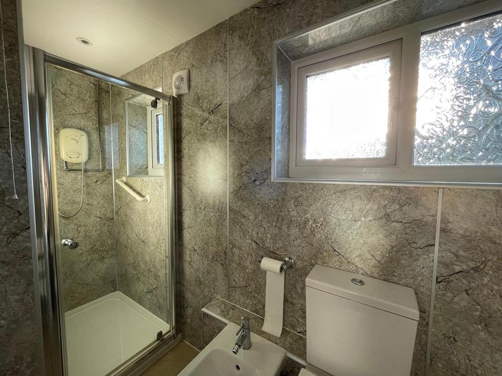 Bathroom 2.jpeg
