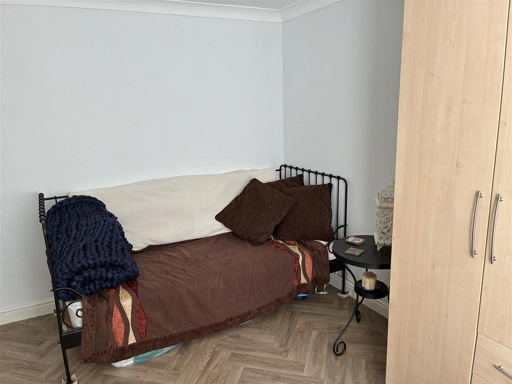 Bedroom/dining room