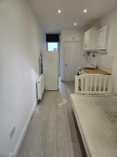 Studio to rent, Elmwood Avenue, Harrow