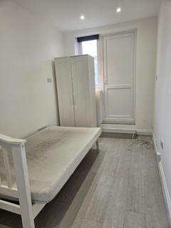 Studio to rent, Elmwood Avenue, Harrow
