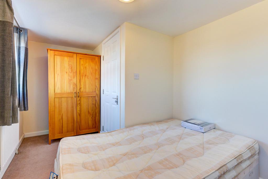 Bright, tidy bedroom with a double bed, fitted ...